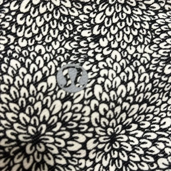 Lululemon Black and White Floral Design Leggings Size 8 - Picture 7 of 8